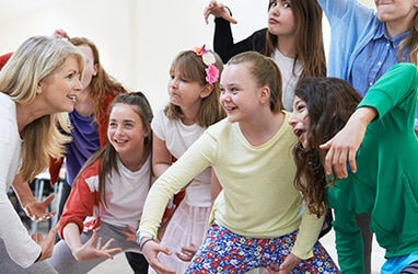 CLASE BAILE maestra de baile enseñando a grupo de niñas como poner las manos