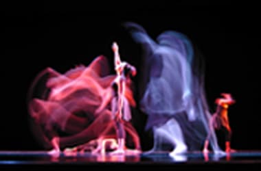 ESCENARIO ROSA Y MORADO escenario teatro oscuro con juego de luces rosas y moradas