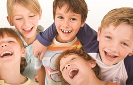 valores niños abrazandose grupo de niños riendo y abrazándose